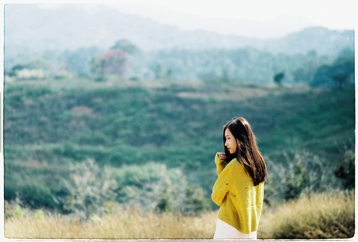 Một bạn trẻ bất kì nào cũng đều thích thú khi Instagram hay Facebook của họ có vài tấm ảnh phim nhuốm màu xưa cũ - Ảnh: THUỶ PHAN, VĂN QUÂN