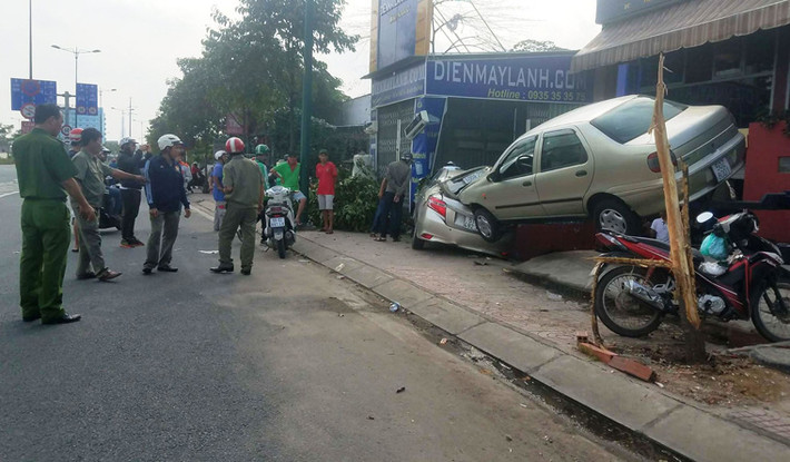 Vụ tai nạn ô tô tông liên hoàn đến 16h30 chiều nay (24/1) vẫn đang được Công an quận Thủ Đức, TP.HCM giám định thiệt hại, giải quyết.