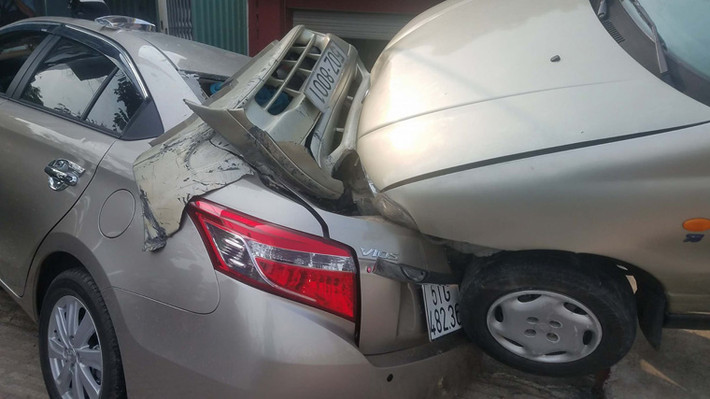 Chứng kiến cảnh chiếc ô tô gây tai nạn liên hoàn khiến nhiều người hoàng hốt, một số người ở trong tiệm phát hiện bỏ chạy vào trong nên không bị thương. Hai ô tô hư hư hỏng nặng sau tai nạn.