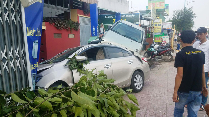 Theo thông tin ban đầu, khoảng 14h cùng ngày, người đàn ông (hơn 60 tuổi) điều khiển ô tô 4 chỗ Toyota Vios mang BKS: 51G - 482.36, lưu thông trên đại lộ Phạm Văn Đồng hướng từ quận Thủ Đức về quận Bình Thạnh.