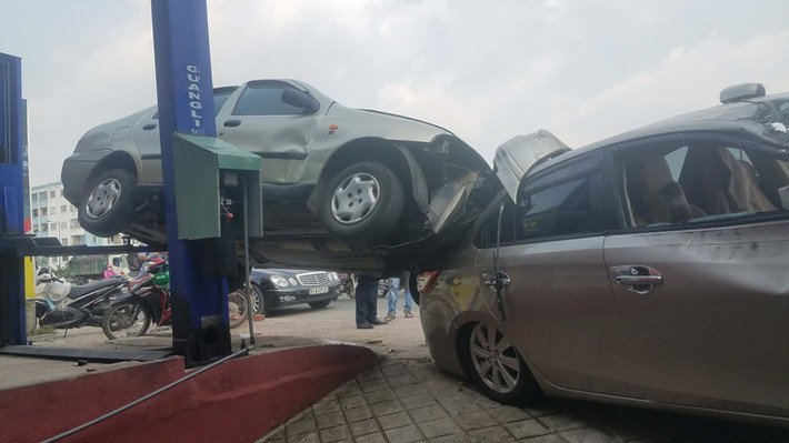 Khi còn cách vòng xoay Phạm Văn Đồng – Linh Đông - Kha Vạn Cân khoảng 300 mét (thuộc phường Linh Đông, quận Thủ Đức, TP.HCM) thì bất ngờ lao qua phải, leo lên lề đường tông gãy một cây xanh. Chưa dừng lại, chiếc “xế hộp” tiếp tục tông vào một chiếc xe đang được sửa chữa ở tiệm gần đó. Chiếc ô tô chỉ chịu dừng lại khi đầu xe húc thẳng vào khu vực cửa cuốn của tiệm sửa xe này.