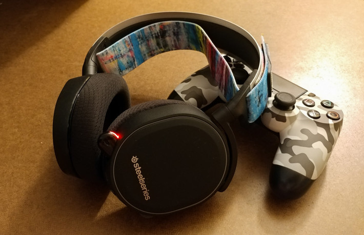 SteelSeries Arctis 7 (3,99 triệu đồng): Arctis 7 có khung tai nghe làm bằng hợp kim nhôm, củ tai được bọc bằng nhựa và mút với chất liệu nỉ đảm bảo độ thông thoáng, đem lại sự thoải mái cho người dùng. Hãng mang đến công nghệ DTS Headphone giả lập loa vòm 7.1 với chất lượng âm thanh trung thực. Ngoài ra, thông qua phần mềm Steelseries Engine, người dùng có thể tùy chỉnh âm thanh vòm, cài đặt EQ và cài đặt mic.