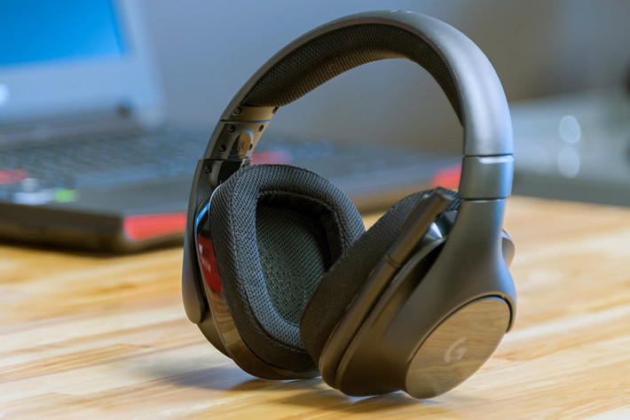 Logitech G533 (2,93 triệu đồng): Trên G533 có các nút bấm được lập trình thông qua driver Pro-G cung cấp âm thanh chân thực và sống động, phù hợp nhiều thể loại game. Tầm hoạt động của tai nghe nằm trong khoảng 15 m, khả năng hoạt động ổn định trong môi trường có độ nhiễu sóng cao.