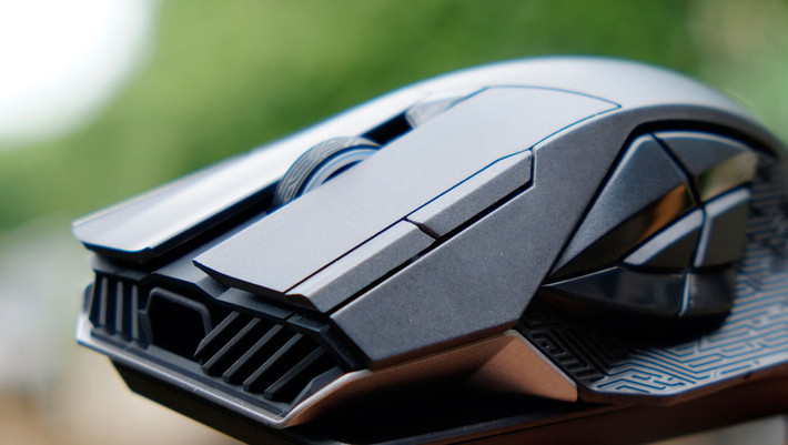 Asus ROG Spatha (3,88 triệu đồng): Với thiết kế dành cho người có cỡ tay lớn, ROG Spatha khá to và nặng. Chuột có gồm 12 nút lập trình, được tối ưu cho game MMO. Asus trang bị cho ROG Spatha cảm biến laser với độ phân giải đến 8.200 DPI và 150 IPS. Các nút trên thiết bị đều sử dụng công tắc Omron có tuổi thọ 20 triệu lần nhấn. ROG Spatha đi kèm phần mềm ROG Armoury giúp thay đổi các thông số và hỗ trợ profile người dùng.