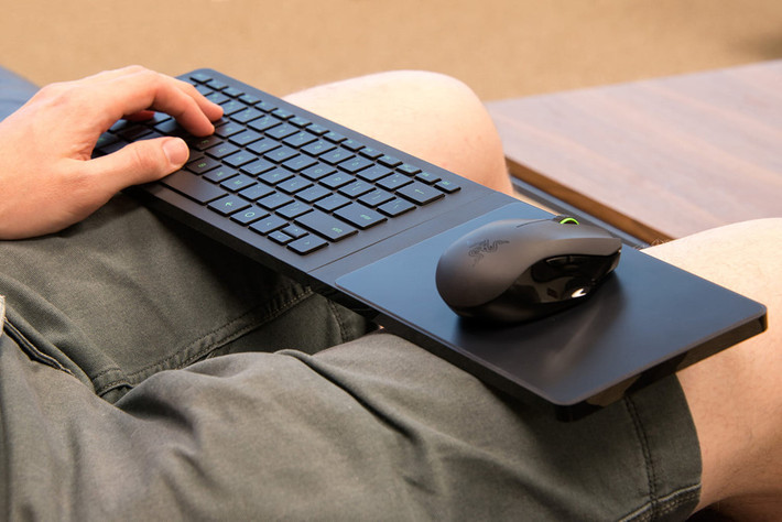 Razer Turret (4,89 triệu đồng): Là combo gồm bàn phím và chuột không dây có kiểu dáng mỏng cùng thiết kế gập, Razer Turret không quá cồng kềnh và có thể cất gọn gàng khi không sử dụng tới. Thiết bị có khả năng kết nối không dây kép giúp tăng độ ổn định khi chơi game. Razer Turret được trang bị pin lithium polymer với thời lượng lên tới 40 giờ cho một lần sạc.