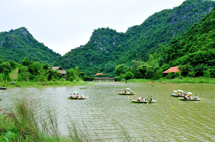 Đối với các công trình như nhà xe nhà bán vé, theo ông Chất đều có giấy phép và không vi phạm vào chỉ giới đỏ. Tuy nhiên, ông Chất cũng thừa nhận công trình nhà máy xử lý nước thải được cấp phép nhưng xây sai vị trí được cấp. Đầu năm 2018 công trình đã bị cơ quan chức năng phạt 40 triệu đồng vì sai phạm này. Ảnh: Vietravel.