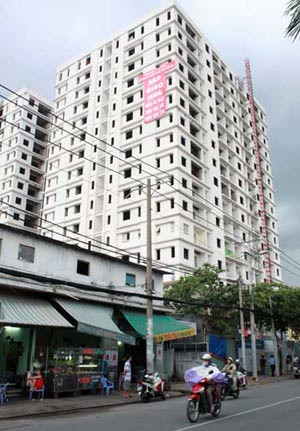 Bên cạnh đó, Công ty Khang Gia có trách nhiệm hoàn tất nghĩa vụ tài chính về đất; hoàn tất thủ tục nghiệm thu công trình; lập thủ tục cấp GCN cho các hộ dân; khẩn trương bàn giao phần diện tích sử dụng chung và 2% phí bảo trì… Ảnh: banchungcusaigon.com.