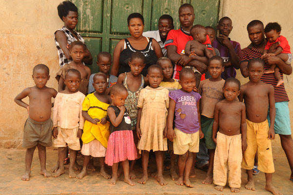 Người phụ nữ tên Mariam Nabatanzi ở Uganda mới 37 tuổi đã sinh hạ 38 đứa trẻ. Trong suốt khoảng thời gian từ khi lấy chồng đến hiện tại, Mariam chỉ ăn, ngủ và đẻ. Câu chuyện cụ thể>>> Người phụ nữ 37 tuổi có tới 38 đứa con