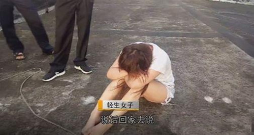 Nũng nịu bạn trai sấy tóc nhưng không được, một cô gái ở Hàng Châu, Trung Quốc tức giận tột độ, trèo lên mái nhà đòi tự tử. Câu chuyện cụ thể>>> Bạn trai không sấy tóc cho, cô gái nhảy lầu tự tử