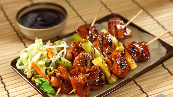 Yakitori hay thịt gà xiên nướng là món ăn phổ biến ở Nhật Bản. Gia vị của món này gồm có xì dầu, rượu, mật ong hoặc đường.