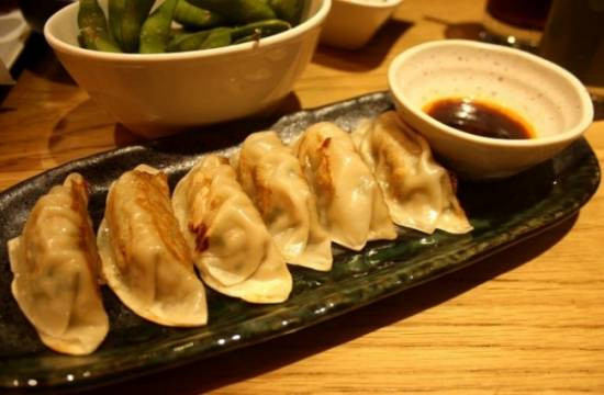 Có xuất xứ từ Trung Quốc, nhưng sủi cảo gyoza đã được người Nhật cải biến theo một phong cách riêng. Thành phần của món ăn gồm bột mỳ, thịt lợn, bắp cải, tỏi...