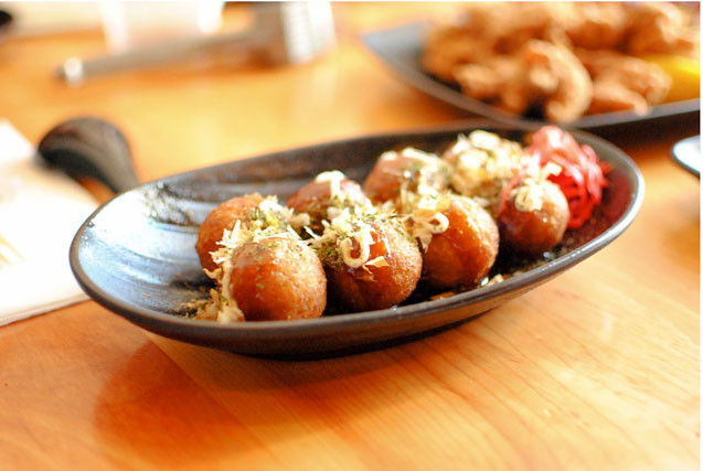 Takoyaki là món ăn đường phố hấp dẫn tại Nhật Bản. Takoyaki được chế biến từ bạch tuộc, hành lá, bột tẩm gừng ngâm.