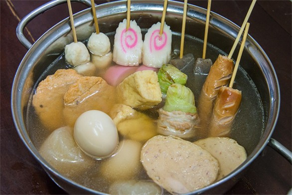 Oden là món hầm phổ biến tại Nhật Bản vào mùa đông. Người Nhật cho các nguyên liệu như bánh cá, củ cải, trứng luộc...vào hầm trong nước dùng đặc biệt dashi thật kỹ.