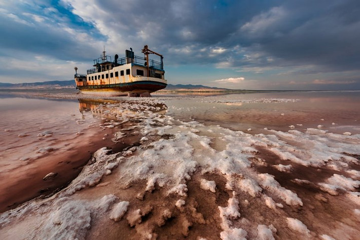Bức ảnh mang tên "End Floating” của Saeed Mohammadzadeh, người Iran. Con tàu giữa khu vực dày đặc muối ở Hồ Urmia ở Iran. Biến đổi khí hậu đang làm gia tăng hạn hán, làm tăng tốc độ bay hơi trong nước. Hồ cũng đang chịu tác động của các giếng bất hợp pháp và sự gia tăng của các đập và các công trình thủy lợi làm cho nó bị co lại.