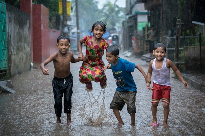 “Hạnh phúc ngày mưa” của Fardin Oyan, người Bangladesh. Bangladesh nằm ở vùng thấp của đồng bằng sông Hằng-Brahmaputra khổng lồ thường phải hứng chịu các trận lũ lụt, đặc biệt trong mùa mưa.