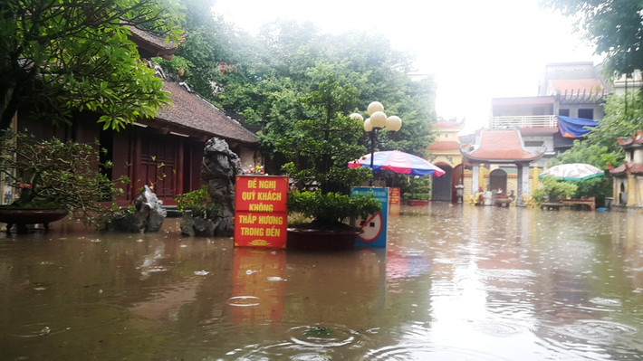 Nước ngập cả vào đền, chùa.