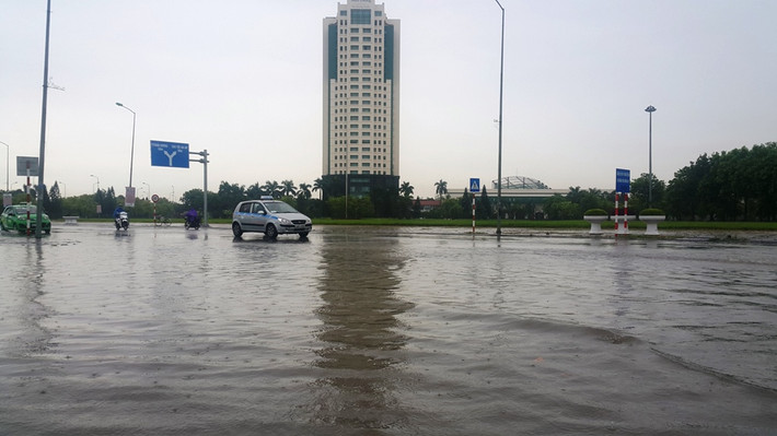 Chiều ngày 7/9, cơn mưa lớn bất ngờ đổ xuống TP Hải Dương (tỉnh Hải Dương) và kéo dài khoảng hơn 2 tiếng đồng hồ. Mưa lớn đã biến nhiều tuyến phố tại thành phố này chìm trong biển nước.