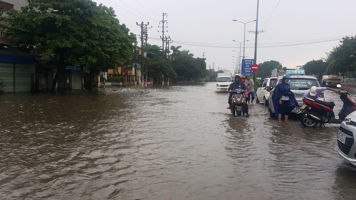 Người dân đi lại vô cùng khó khăn.