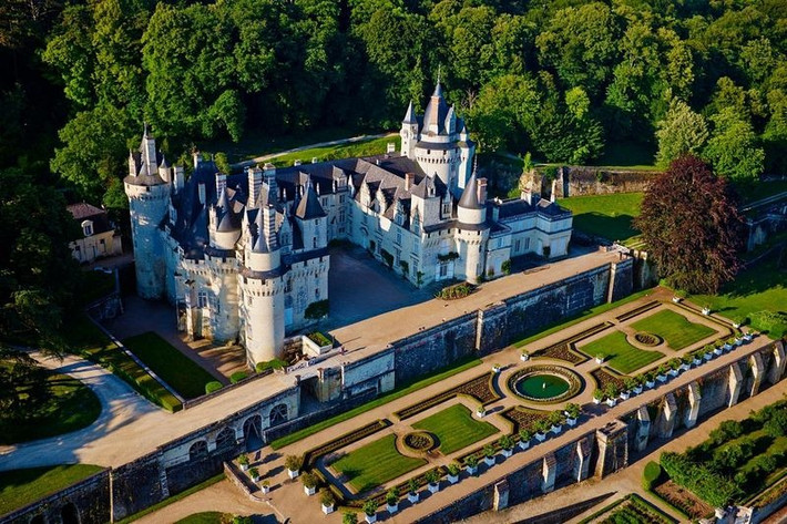 Nằm ở bìa rừng Chinon, nhìn về phía bờ sông Indre, thuộc lãnh thổ Indre-et-Loire, Pháp, lâu đài cổ kính Château d'Ussé là kiệt tác kiến trúc nổi tiếng thế giới.