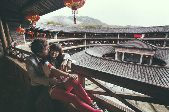 Phần lớn các bức ành được chụp bằng cách sử dụng giá ba chân và kỹ thuật chụp ảnh từ xa. Ảnh: Tòa nhà Hakka Erath, Trung Quốc.