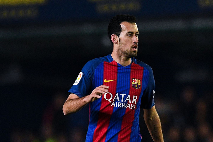 7. Sergio Busquets/Barca (29 tuổi): Luôn âm thầm giữa một dàn sao Barcelona nhưng Busquets đích thực là bộ não của đội chủ sân Nou Camp. Với lối chơi thông minh, anh có thể làm tốt mọi nhiệm vụ từ phòng ngự tới phát động tấn công. Khi mà Busquets sắp bước sang tuổi 30 vào tháng 7 năm sau, Barca lẫn ĐT Tây Ban Nha vẫn chưa tìm được gương mặt thay thế xứng đáng cho anh. Tròn 30 tuổi vào ngày 16/7/2018.