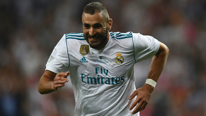 8. Karim Benzema/Real Madrid (29 tuổi): Thời gian dường như đang đè nặng lên đôi chân của tiền đạo người Pháp. Thực tế anh vẫn luôn là "con cưng" của ngài chủ tịch Perez nhưng rất nhiều cổ động viên Real muốn đội bóng thanh lý Benzema bởi phong độ kém cỏi trong suốt thời gian qua. Tròn 30 tuổi vào ngày 19/12/2017.