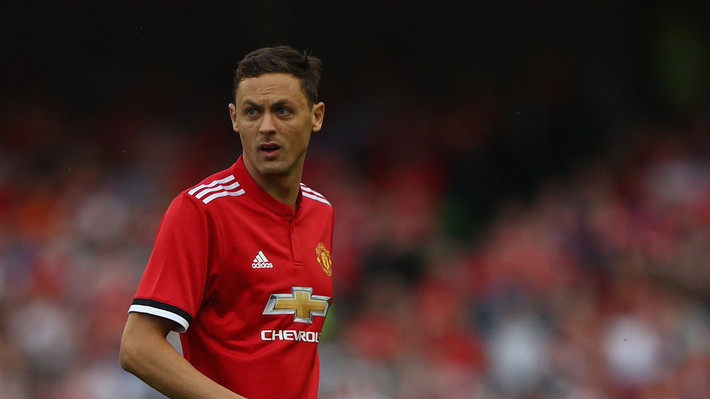 3. Nemanja Matic/Man Utd (29 tuổi): Chưa bao giờ Chelsea muốn để Matic tới MU nhưng chính những đóng góp không biết ngừng nghỉ của anh đã khiến ông chủ Abramovich cho phép tiền vệ người Serbia ra đi. Tái ngộ thầy cũ Mourinho, Matic như "cá gặp nước" và trở thành chốt chặn quan trọng trong đội hình Quỷ đỏ từ đầu mùa. Dù bị xem là quá đắt với mức giá 40 triệu bảng khi đã cận kề tuổi 30 nhưng tới lúc này Matic vẫn đang chứng tỏ mình xứng đáng đến từng xu mà MU đã bỏ ra để chiêu mộ anh. Tròn 30 tuổi vào ngày 1/8/2018.