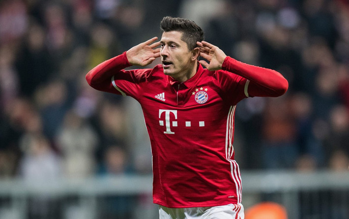 6. Robert Lewandowski/Bayern Munich (29 tuổi): Có lẽ tuổi tác cũng chẳng thể đánh gục bản năng săn bàn vốn chảy trong máu Lewan. Hai mùa gần nhất khoác áo Hùm xám, tiền đạo người Ba Lan đều ghi trên 40 bàn. Lúc này, Lewandowski cũng đã có riêng cho mình 14 pha lập công sau 16 trận. Tròn 30 tuổi vào ngày 21/8/2018.