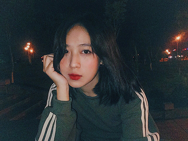 Hằng sinh năm 1994, quê ở Bắc Ninh, cô nàng vừa tốt nghiệp trường Đại học Kinh doanh và Công nghệ Hà Nội.