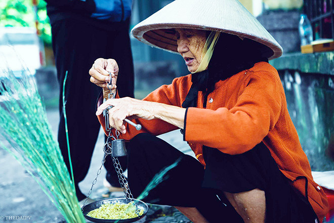 Rải rác trên phố cổ đan xen như bàn cờ, những mẹt cốm non xanh thơm ngan ngát như gói trọn cả mùa thu Hà Nội.