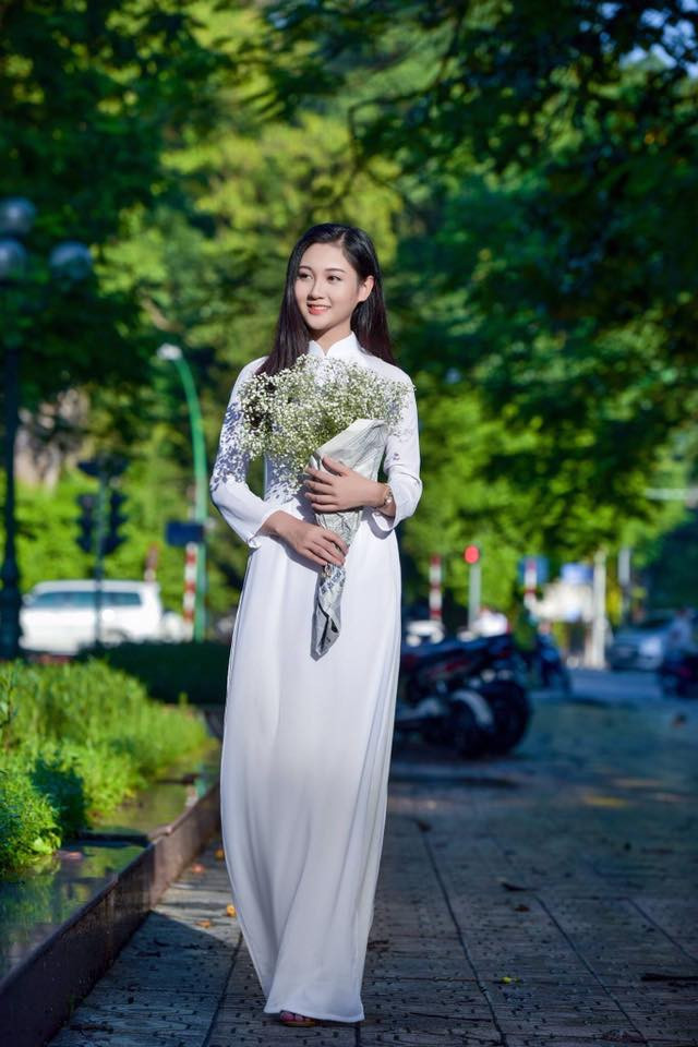 Ngoài thời gian học tại trường Học viện báo chí và tuyên truyền, 9X xinh đẹp còn làm thêm tại một trung tâm fitness ở Hà Nội. Điều đó cũng là một cơ hội và động lực để cô nàng chăm chỉ tập luyện, giữ gìn vóc dáng mỗi ngày.