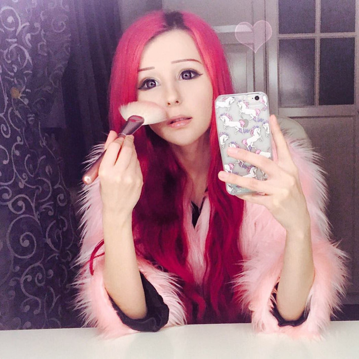 6. Anastasiya Shpagina: Vốn là chuyên viên trang điểm, Anastasiya dễ dàng biến mình thành "nàng búp bê sống chính hiệu". Ngoài hóa trang thành búp bê, Anastasiya còn đăng lên trang YouTube của mình những video trang điểm sao cho giống những nhân vật trong phim như Sherlock, Jack Sparrow hay người nổi tiếng.