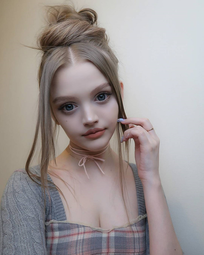 5. Dakota Rose: Dakota Rose (22 tuổi) gây chú ý với đôi mắt to tròn long lanh, mũi nhỏ nhắn, môi chúm chím, làn da trắng bóc. "Búp bê sống" tuổi teen khẳng định mình không phẫu thuật thẩm mỹ. Cô giải thích mình trông giống búp bê vì cách trang điểm và ăn mặc. Rose nổi tiếng tại Nhật Bản. Cô nàng cũng thường xuyên xuất hiện trên các chương trình giải trí của Nhật.
