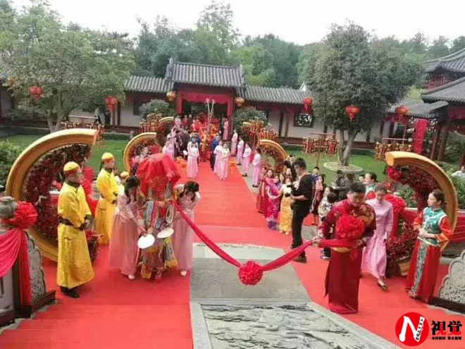 Nhiều người nhầm lẫn khi nghĩ rằng nơi tổ chức đám cưới là một công viên rộng lớn, nhưng thực tế đó là khu vườn trong ngôi nhà của gia đình ông Wu.