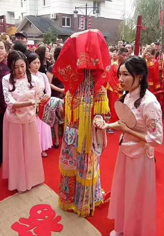 Hình ảnh đám cưới xa hoa được chia sẻ trên các trang mạng xã hội khiến cư dân mạng hết sức kinh ngạc.