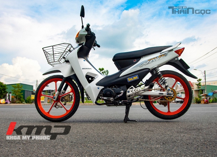 Phong cách độ kiểng được một biker Việt áp dụng lên mẫu xe số phổ thông Honda Wave Alpha, khiến cho mẫu xe này trở nên bắt mắt hơn mà không mất đi vẻ đẹp nguyên bản.