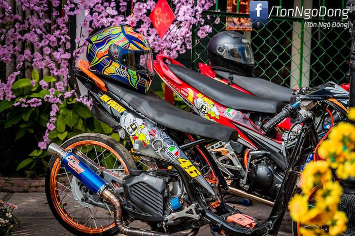 Đón xuân Đinh Dậu 2017, chủ xe đã dán decal tem ghép cho những chi tiết nhựa thân xe cuối cùng với những hình ảnh gà Chicken Helmet ngộ nghĩnh. Cũng để giảm trọng lượng, bộ yên nguyên bản bị gọt mỏng hết mức có thể và phần yếm cùng sàn xe nguyên bản của Luvias cũng bị loại bỏ, khiến chiếc xe còn "trơ khung".