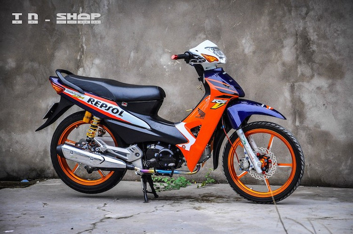 Từ chiếc Honda Wave Repsol đời cũ, một người chơi xe tại Cần Thơ đã tiến hành "dọn mới", đồng thời độ lại chiếc xe theo phong cách kiểng. Nhờ có dàn đồ chơi "hàng hiệu" với tổng giá trị đắt hơn nhiều lần so với việc mua một chiếc Wave RS cũ, chiếc xe số phổ thông giản dị đã trở nên thể thao và đầy "chất chơi".