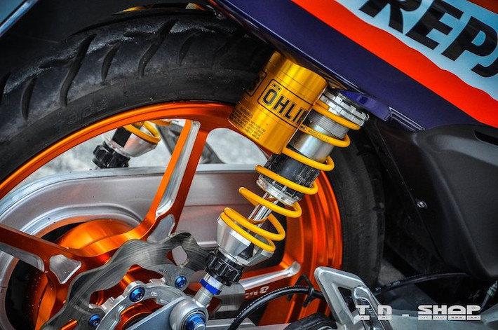 Nhờ có bộ lốp tốt và cặp phuộc Ohlins "hàng hiệu", độ ổn định của chiếc xe đã được gia tăng. Giống nhiều bản độ kiểng khác tại Việt Nam, chủ xe cũng đã thay gác chân sau nguyên bản bằng cặp gác "giò gà" lấy từ Honda Wave Nice.