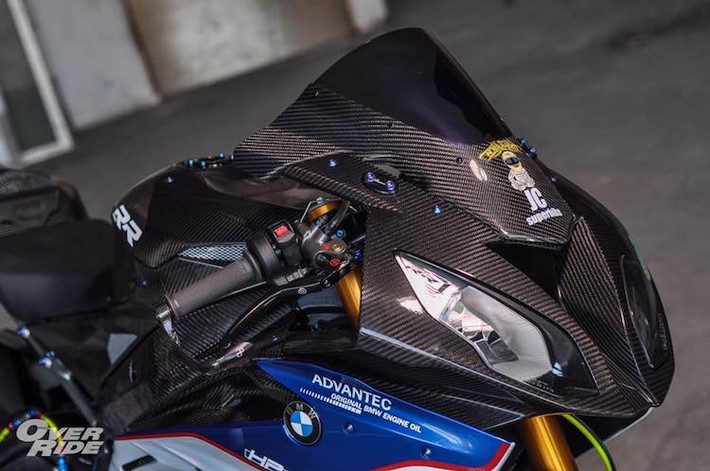 Ở phía trên bộ quây gió, kính chắn gió tối màu Magical Racing với viền carbon đã thay thế cho kính "zin" của chiếc xe. Theo phong cách xe đua, chiếc S1000RR cũng đã được JC Superbike bỏ đi cặp gương chiếu hậu, thay vào đó là pát che của Lightech.