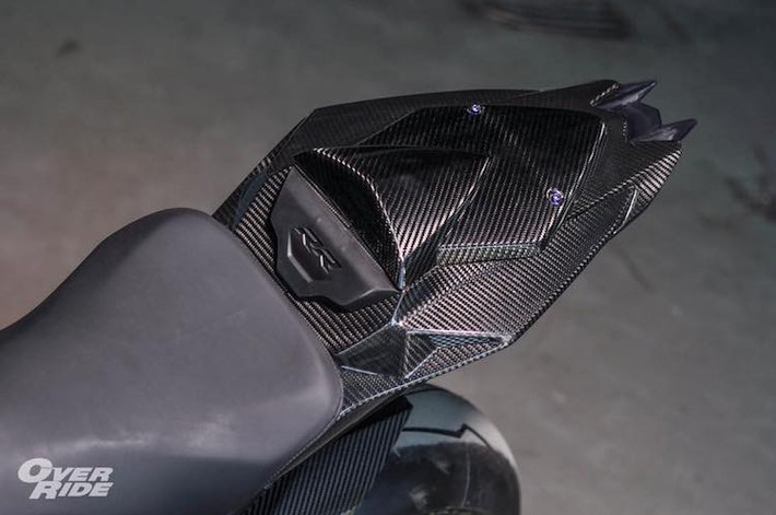 Theo đúng phong cách xe đua, yên sau của S1000RR cùng pát biển số và để chân cho người ngồi sau đã bị loại bỏ hoàn toàn, thay vào đó là ốp yên solo bằng sợi carbon của Ilmberger. Cuối cùng, dàn ốc titan Proti tạo điểm nhấn trên nền màu đen carbon của chiếc xe.