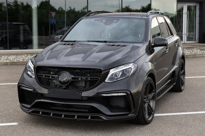 Vốn đã có ngoại hình dữ dằn, tuy nhiên khi lắp gói độ Inferno, sự "nguy hiểm" của GLE 63 AMG còn tăng lên gấp bội với cản trước cùng nắp ca-pô mới với thiết kế "ngầu" hơn.