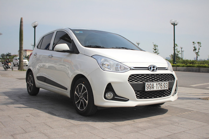 Vào năm 2013, thế hệ Grand i10 hiện tại đã chính thức được ra mắt. Sau 3 năm trên thị trường, phiên bản nâng cấp giữa vòng đời của chiếc xe là Hyundai Grand i10 2017 đã lần đầu tiên được ra mắt tại châu Âu vào tháng 9/2016. Tới tháng 4/2017, những chiếc Grand i10 2017 đầu tiên đã về tới Việt Nam.