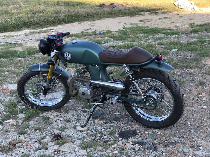 Dù mang phong cách cafe racer nhưng chiếc xe lại có điểm phá cách đó là cây pô vắt với lon pô "quả chùy" nằm bên trái thân xe. Bên dưới cây pô là dàn để chân và bộ số gảy được đặt lùi về phía sau, kết hợp cùng ghi-đông clip-on tạo nên tư thế ngồi đậm chất thể thao.