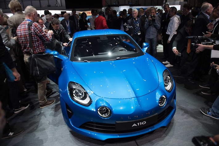 Renault dự tính sẽ chỉ sản xuất đúng 1955 chiếc Alpine A110 thế hệ mới. Hiện tại, toàn bộ số xe tay lái thuận đã có khách đặt hàng và chỉ còn một số lượng xe tay lái nghịch dành cho thị trường Anh hay Nhật Bản. Tại "quê nhà" Pháp, chiếc xe có giá 58.500 Euro (tương đương 1,42 tỷ).