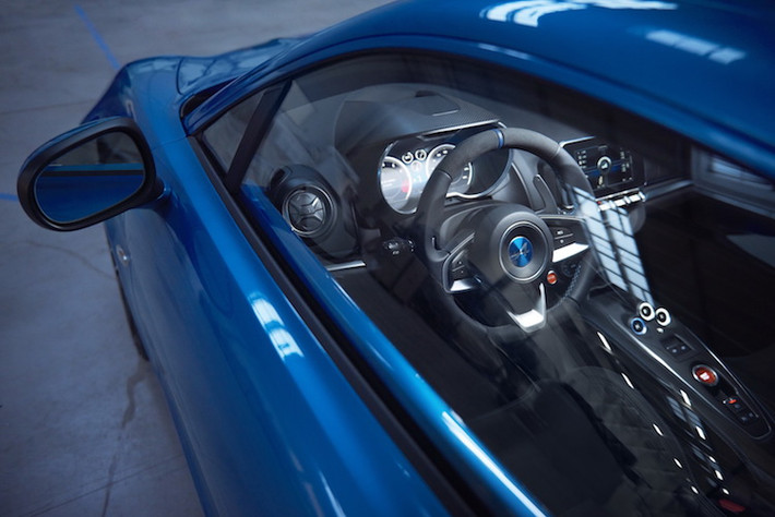 Bên trong nội thất của Alpine A110 thế hệ mới đầy vẻ hiện đại với chất liệu da cao cấp, sợi carbon và nhôm. Ở phía trước người lái là một bảng điều khiển bao gồm một màn hình TFT tùy biến, bên cạnh là hệ thống thông tin giải trí với màn hình cảm ứng dạng tablet gắn trên táp-lô xe.