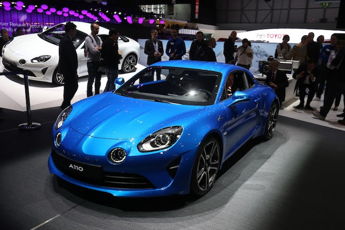 Nằm phía sau cabin của Alpine A110 2018 là khối động cơ với dung tích chỉ 1.8l và 4 xi-lanh, sửu dụng tăng áp để đạt công suất tối đa 247 mã lực và mô-men xoắn cực đại 320 Nm. Động cơ này được kết hợp với hộp số ly hợp kép côn ướt 7 cấp của Getrag và hệ dẫn động bánh sau, đem tới khả năng tăng tốc từ 0-100 km/h trong 4,5 giây và tốc độ tối đa giới hạn ở 250 km/h.