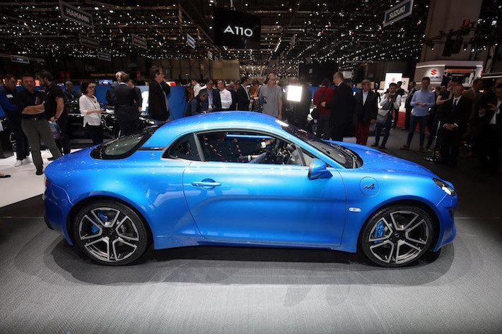 Là một chiếc xe của Thế kỷ 21, Alpine A110 đã có thiết kế mềm mại và mang tính khí động học hơn "ông tổ" A110 của mình, nhưng vẫn dễ dàng gợi nhớ về những chiếc Alpine thập niên 60-70. Hệ số cản khí động học của chiếc xe chỉ là 0,32 - thấp nhất trong phân khúc xe thể thao nhờ có thân xe thuôn mượt và gầm ốp phẳng hoàn toàn.