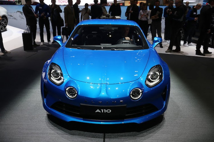 So với phiên bản ý tưởng, Alpine A110 có thiết kế gần như không thay đổi. Ngay từ cái nhìn đầu tiên, có thể thấy ngay rằng chiếc xe là "hậu duệ" của Alpine A110 trong thập niên 70 với cặp đèn trợ sáng ngay cạnh đèn pha và đường gân nổi cắt đôi nắp ca-pô chạy từ cản trước.