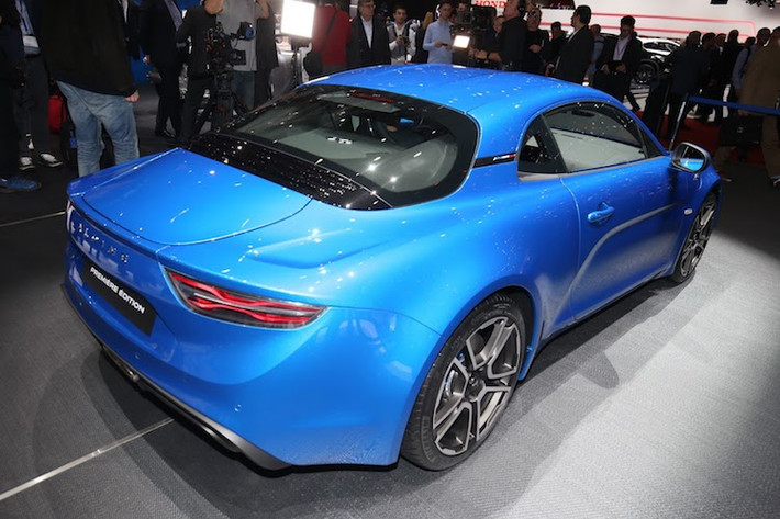 Bộ mâm 5 cánh 2 tông màu của Alpine A110 2018 có đường kính 18 inch, được sản xuất bởi hãng Otto Fuchs và lấy cảm hứng từ viên kim cương quay tròn liên tưởng đến tốc độ cao. Phần đuôi của xe nổi bật với cặp đèn hậu LED, kèm dòng chữ Alpine và cánh khuếch tán khí động học bên dưới cản sau.